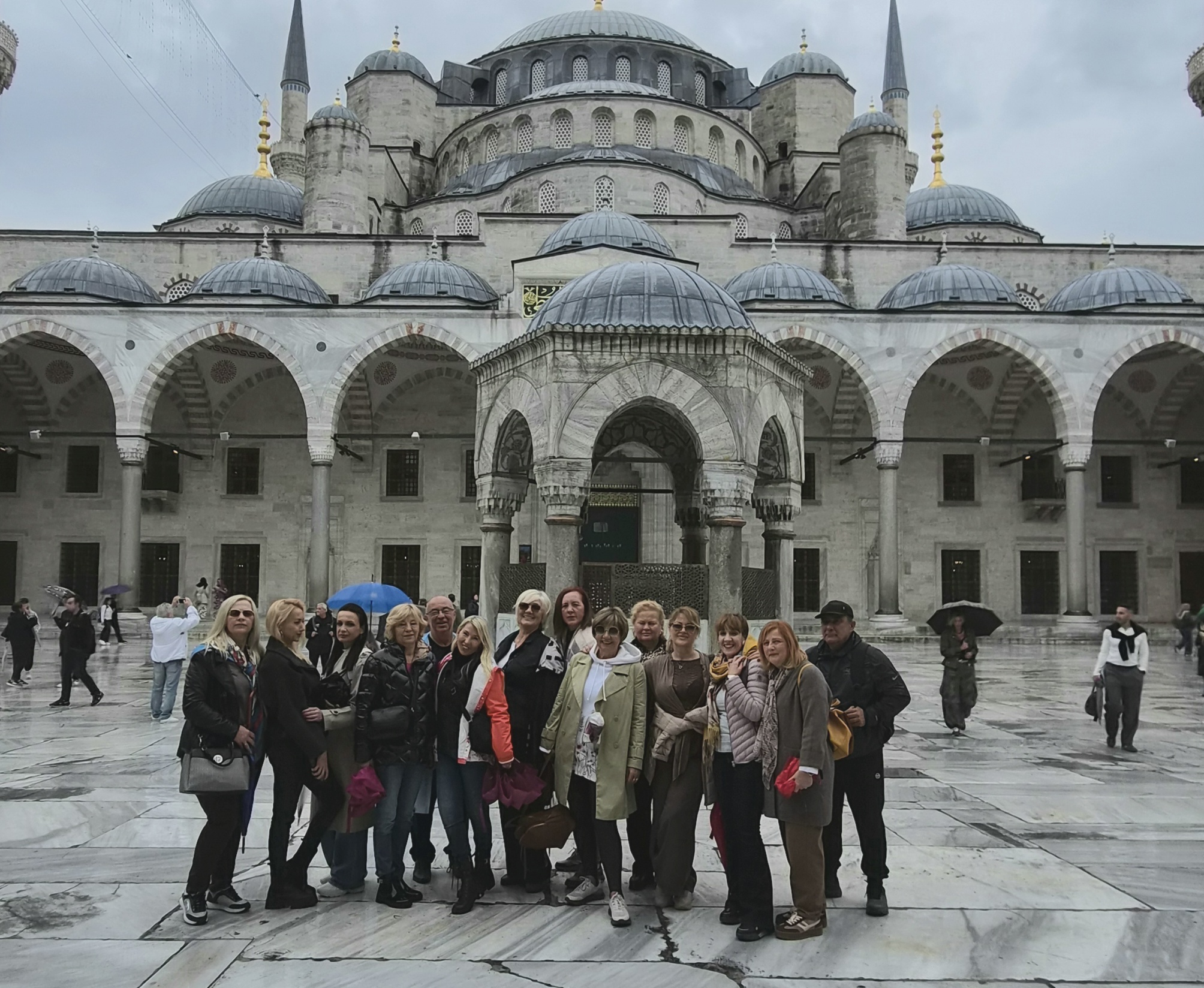 Članice Udruženja ispred Plave džamije u Istanbulu