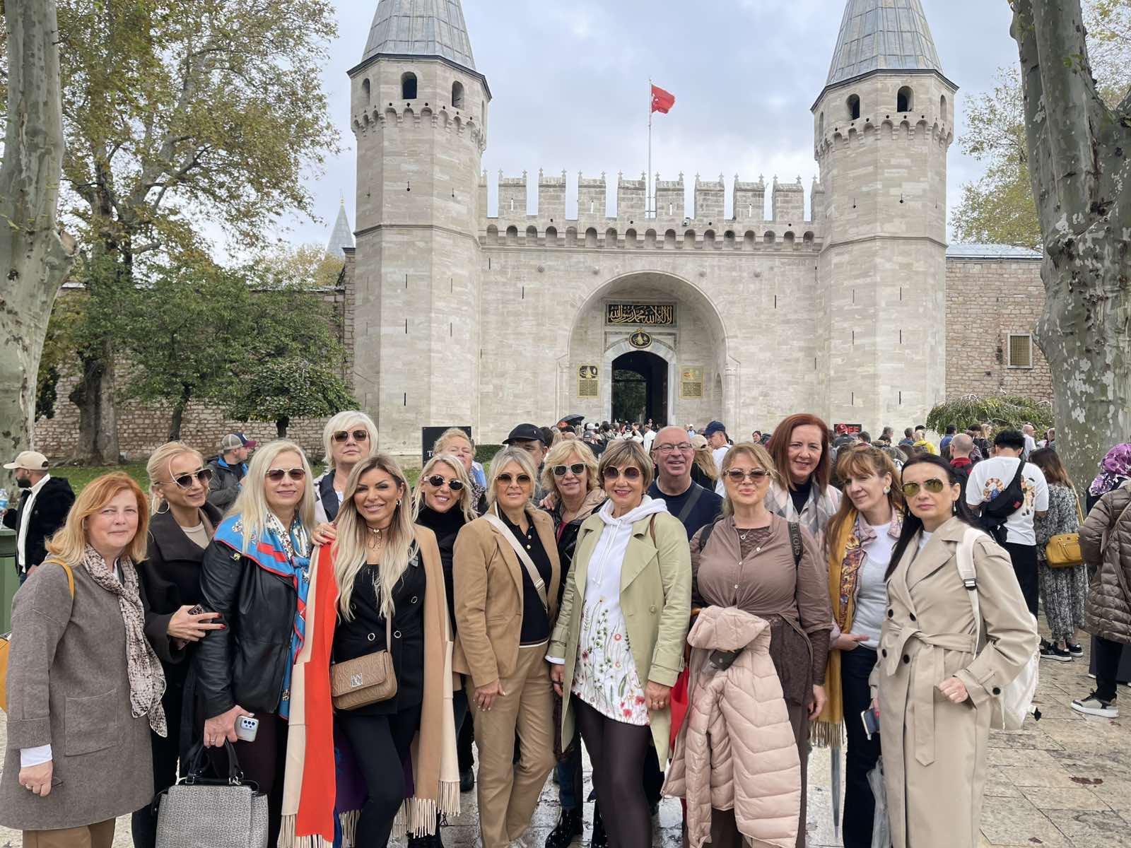 Članice Udruženja ispred palate Topkapi u Istanbulu