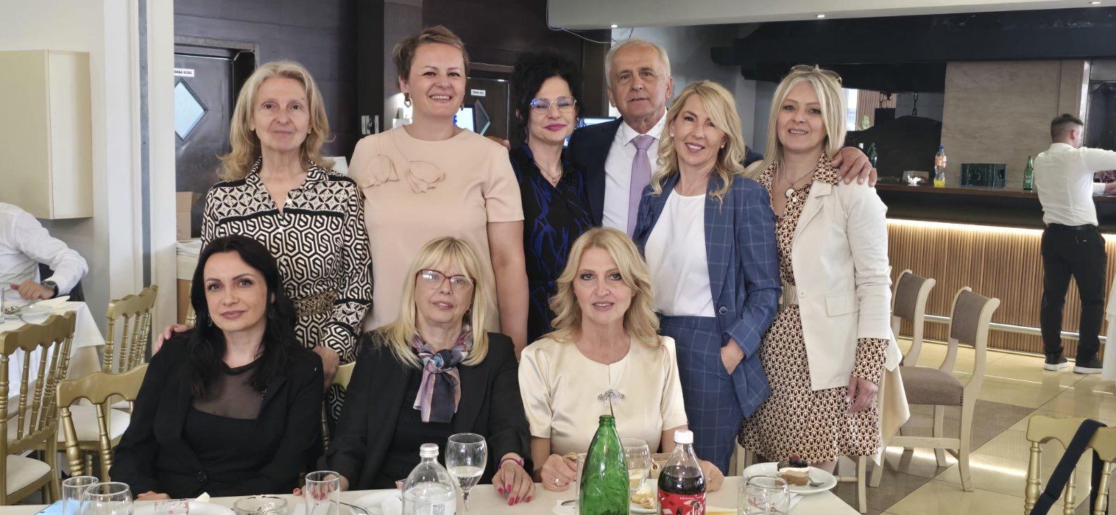 Ljiljana Avramović sa koleginicama za stolom na proslavi Foruma privrednika Čačka u Hotelu Livade